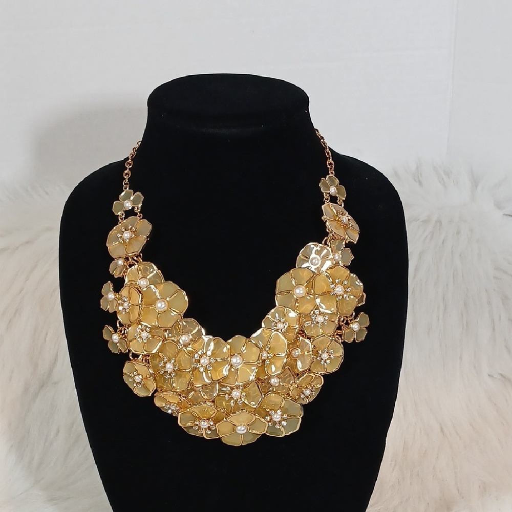 Natasha Elegant Gold Floral Necklace